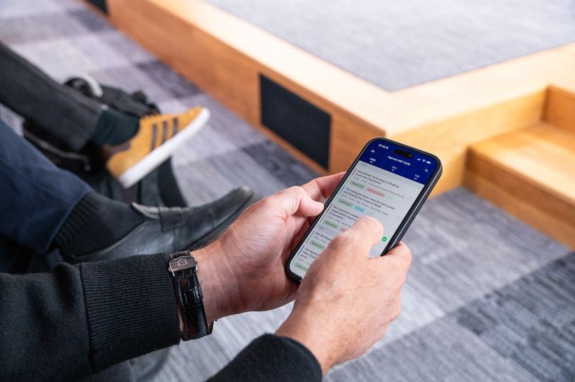 Participante usando o App Oficial da Delegação