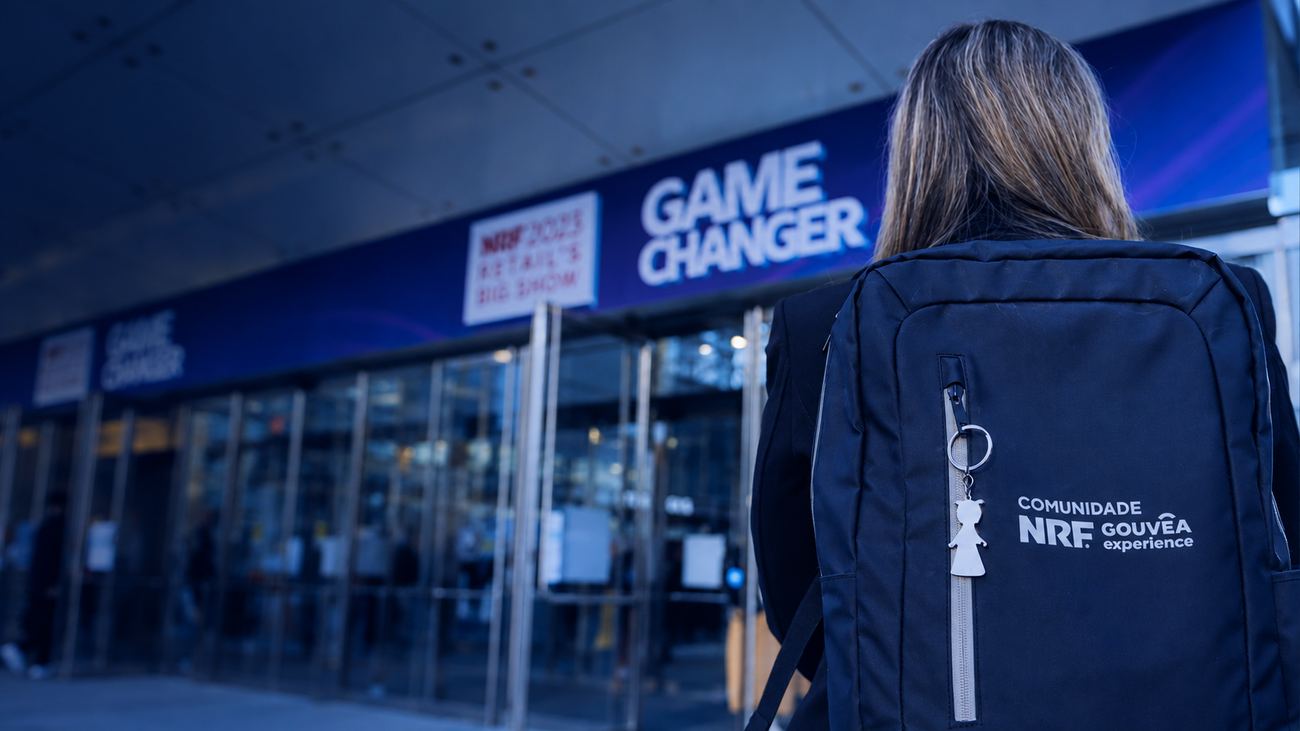 Participante da Delegação Gouvêa na entrada da NRF